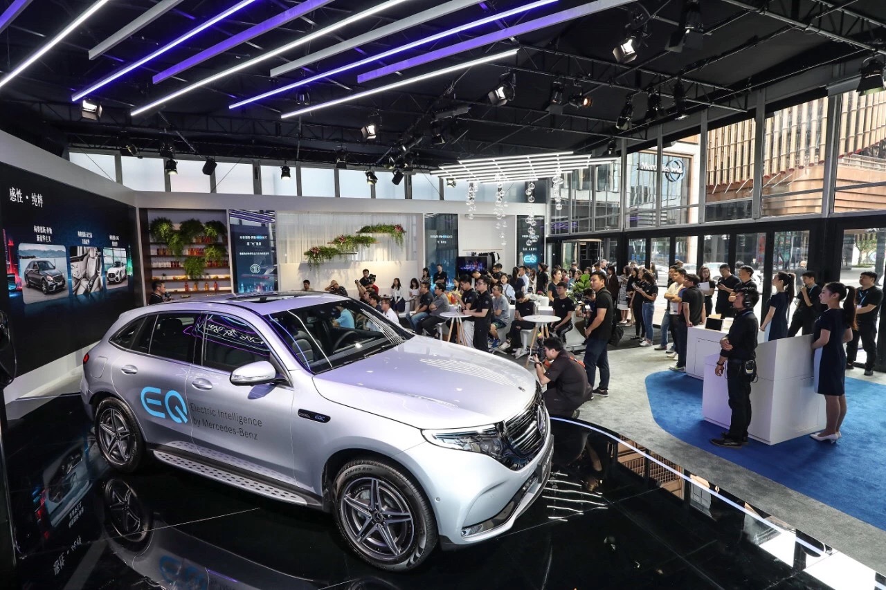 奔驰eqc纯电动车2022款技术参数,奔驰100万长什么样