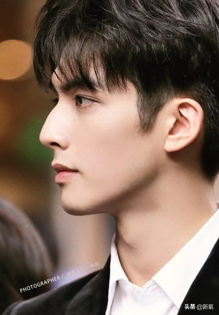 1米8大长腿，抿嘴笑爆红被吹顶级神颜，没想到竟然是照骗...