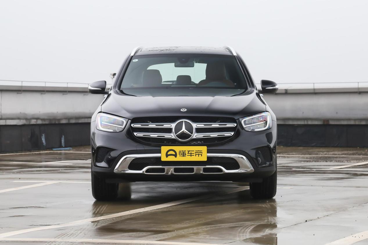 奔驰glc3502022款落地价多少钱,聊家轿车的性价比