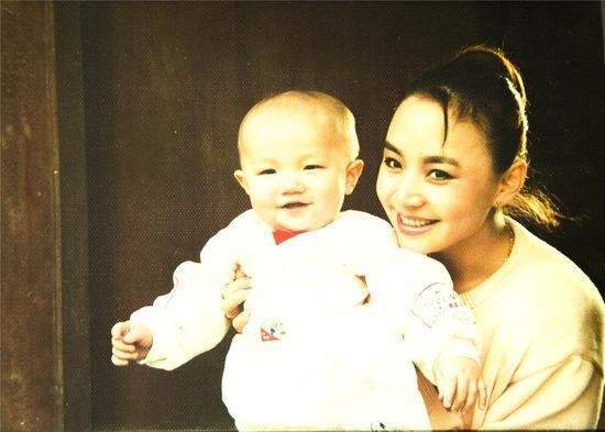 五次恋爱，三段婚姻，从演员到母亲，宋丹丹用微笑面对苦乐人生