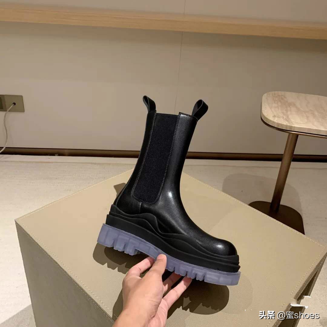 刘雯穿的运动鞋有哪些,刘雯穿搭全靠小白鞋