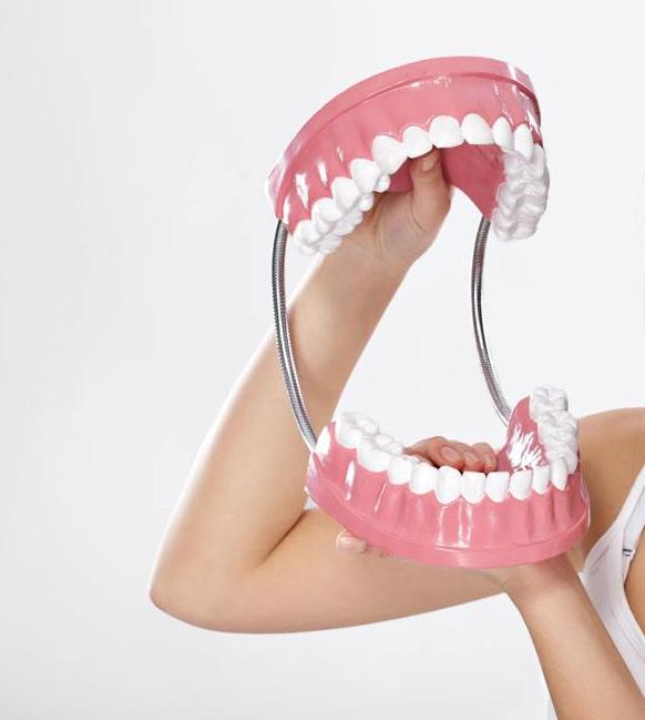 老人戴假牙多长时间换一次,老人戴的假牙可以用多久