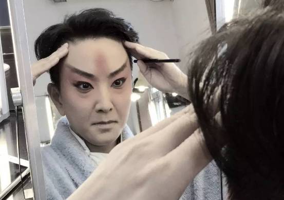 一个只争第一的姑娘，在台上扮男人却成了“头牌”