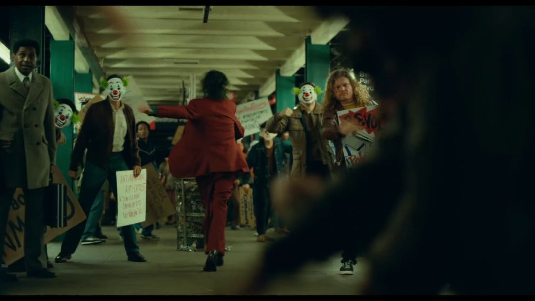 小丑口碑大爆豆瓣评分9,dc新片小丑首曝预告风格黑暗