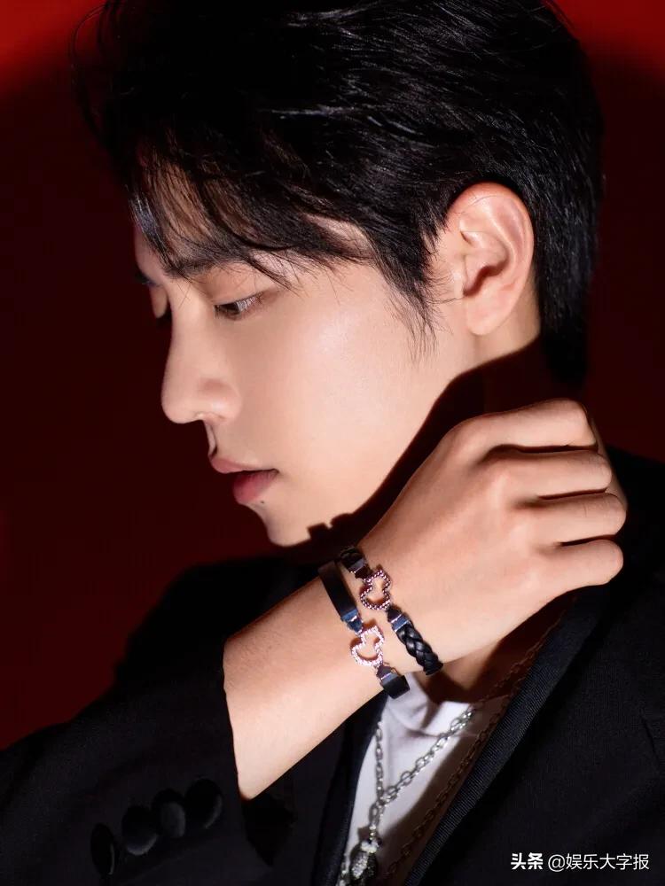 明星被粉丝撩土味情话,肖战被粉丝土味情话撩到害羞