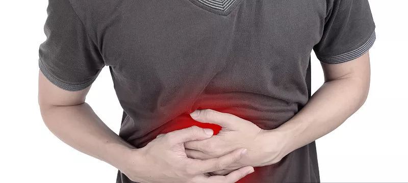 女子腹痛取出来的肿瘤,19岁女子腹痛就医取出一条虫