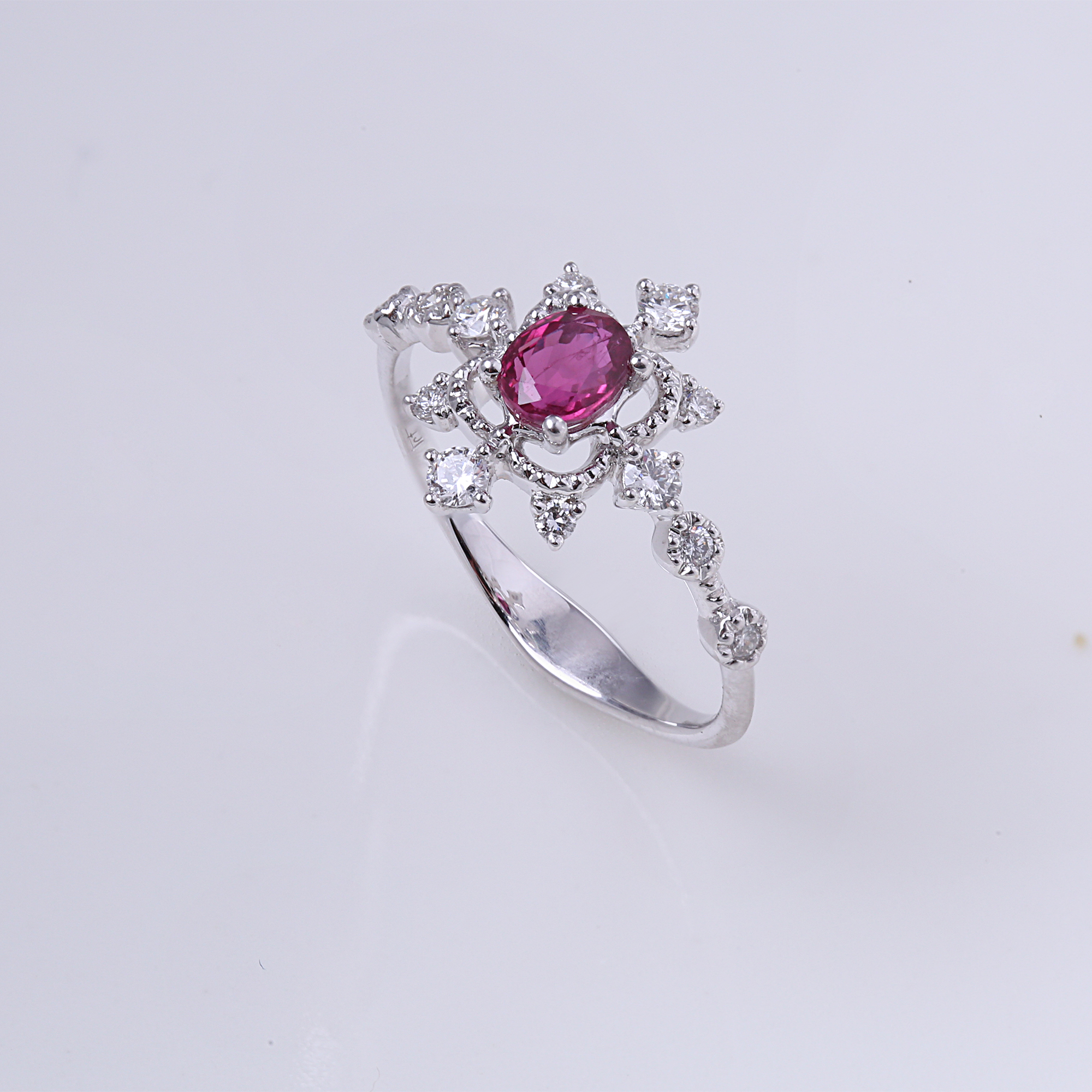 戒指戴小拇指防小人,女生戒指戴在右手无名指辟邪嘛