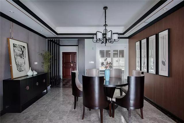 128㎡新中式装修，客厅搭配黑色皮沙发，既时尚又上档次