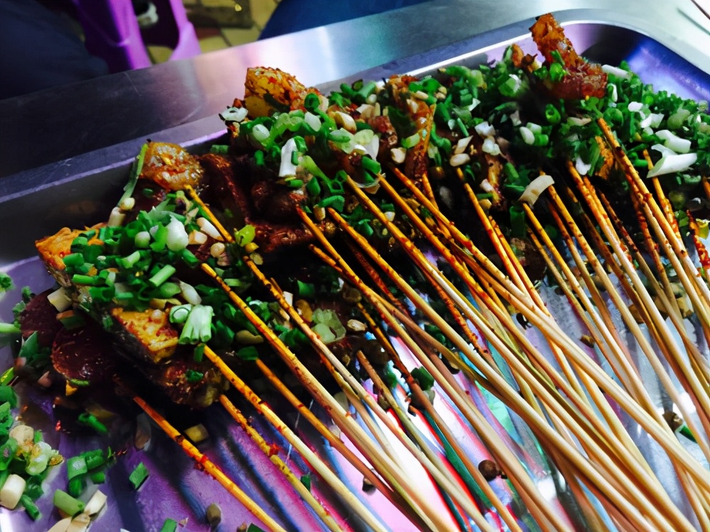 00后的小姑娘开烧烤店年入百万,成都开一家烧烤店一年能挣多少钱