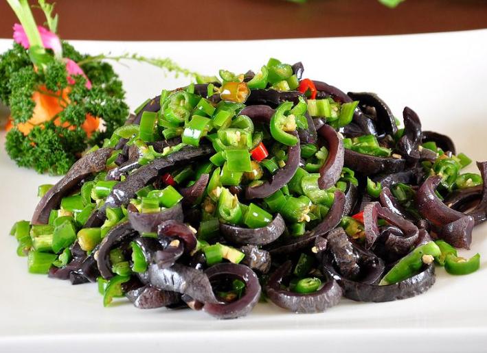 大厨教你炒海参的正确做法,海参的家常做法海参炒大葱