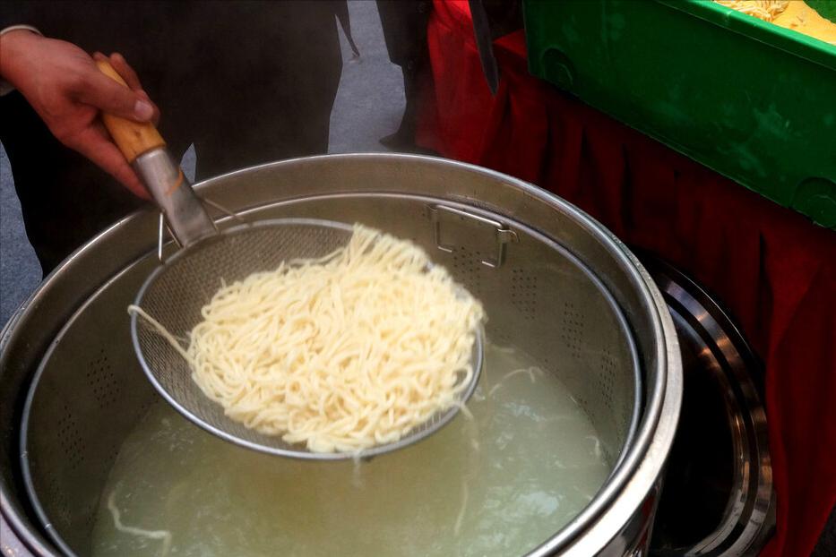 手擀面煮熟后易断是什么原因,手擀面为什么不劲道容易断