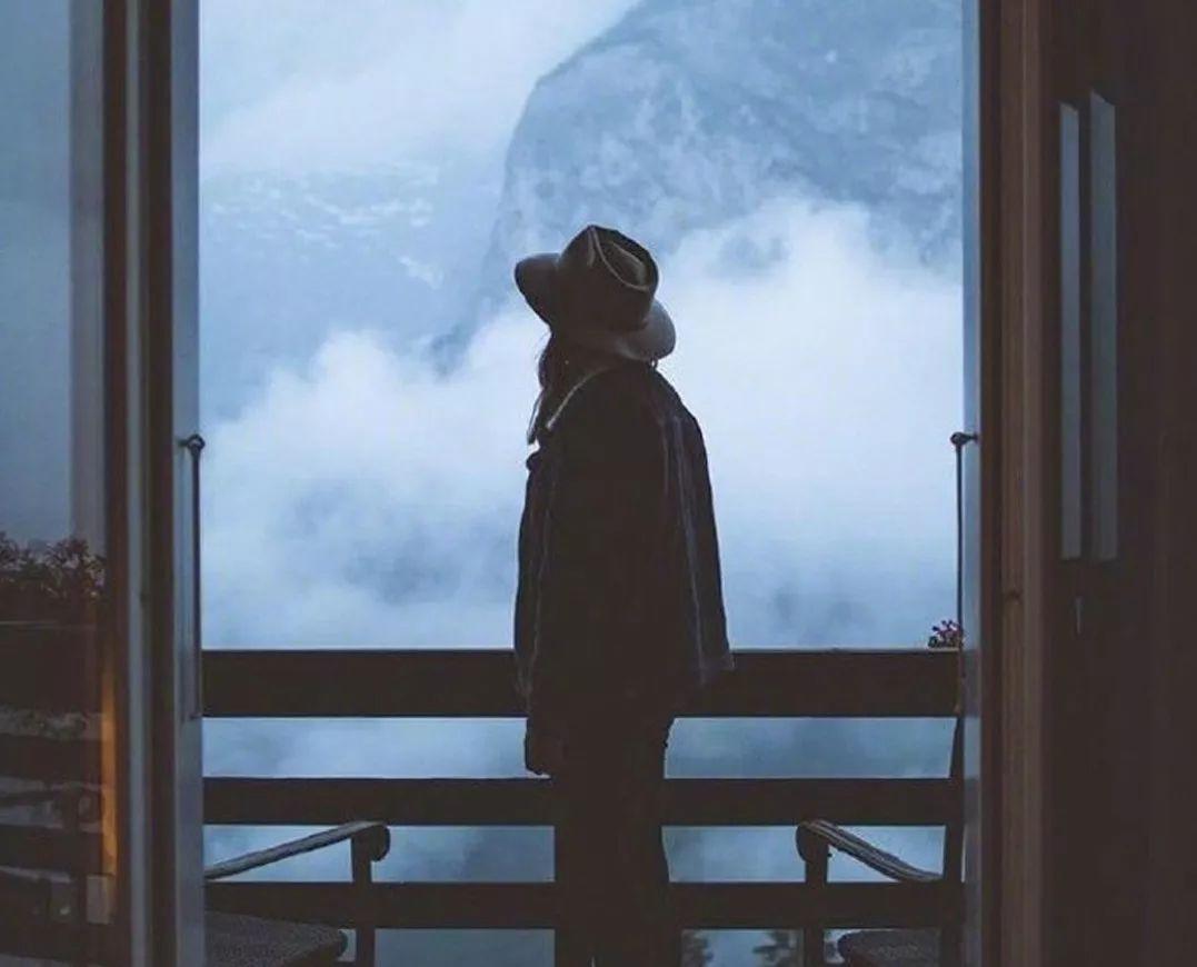 心理自卑的人对亲人和外人的表现,心理学人际关系不好社会能力弱