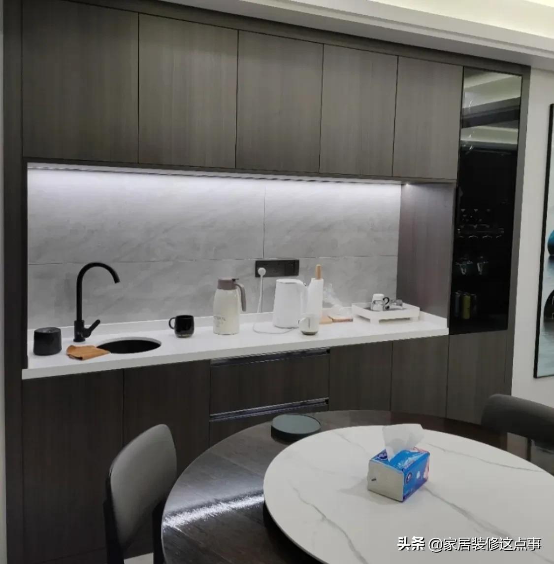 如果不差钱，餐厅尽量装个餐边柜，别让餐桌变成“杂物集中营”