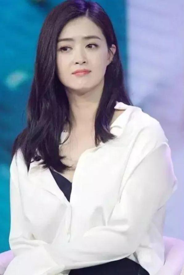 张天爱领口太大“险走光”？这3个夏天防走光神器赶快备起来