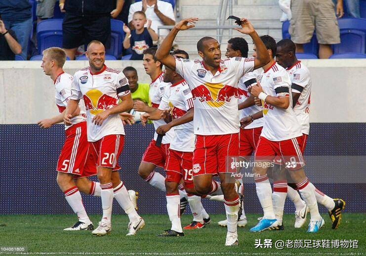 枪王加盟巴萨如愿获得欧冠，生涯唯一污点用手将法国队拍进世界杯