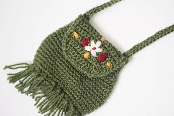 如何钩小包上的小装饰,钩个随身小包包好看