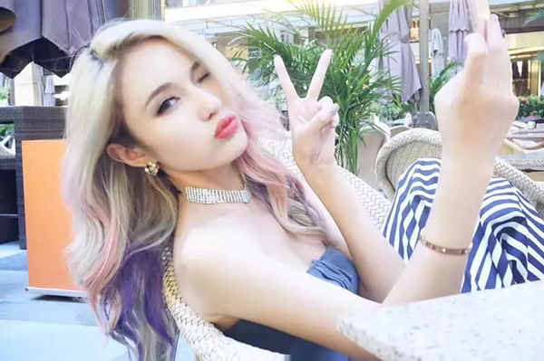 抖音四个美女蹦迪带货,美女蹦迪带货带扇子