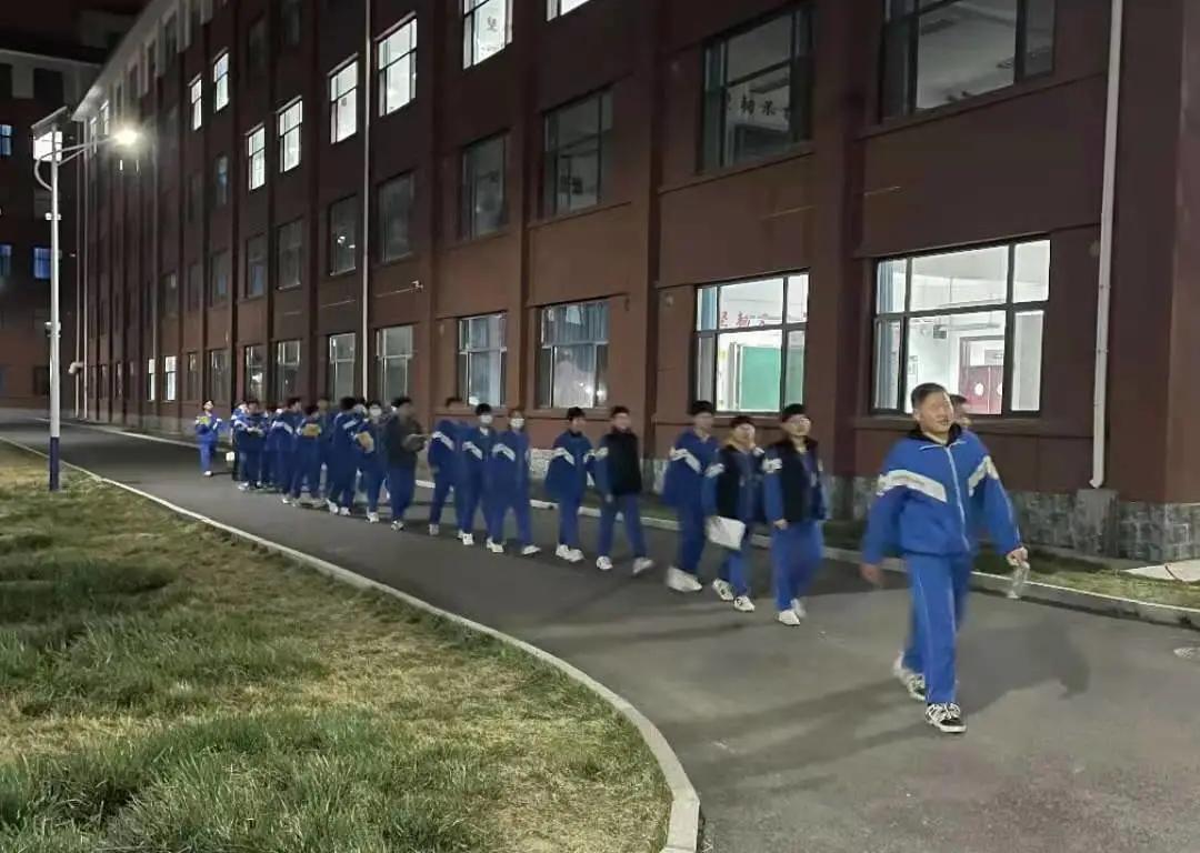 晚自习同学们在争分夺秒的学习,自习课上同学们都在埋头复习