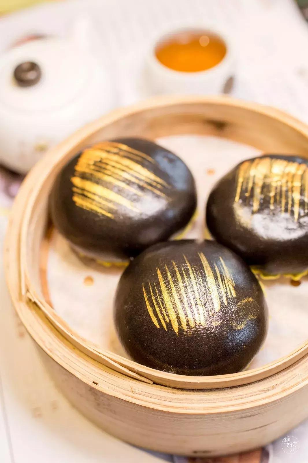 9元一个乌龟包，80+种港式茶点，这家超会卖萌的茶餐厅进门就送你