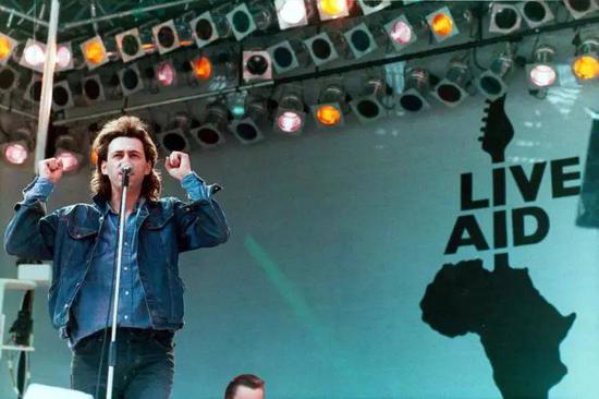 萝莉变大妈，13年了，网络直播为什么还在玩“比傻”游戏