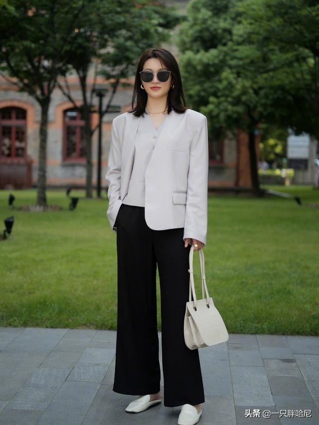 夏天穿鞋不要选这3个“颜色”，容易显脚黑，还不洋气