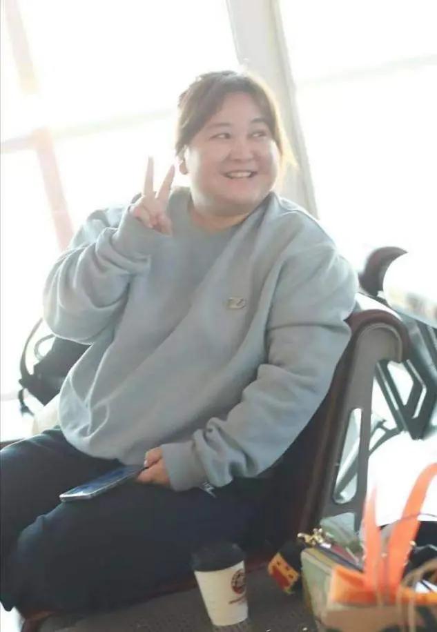 贾玲不仅有才更会穿，体重200斤仍穿出时尚感，自信大方又减龄