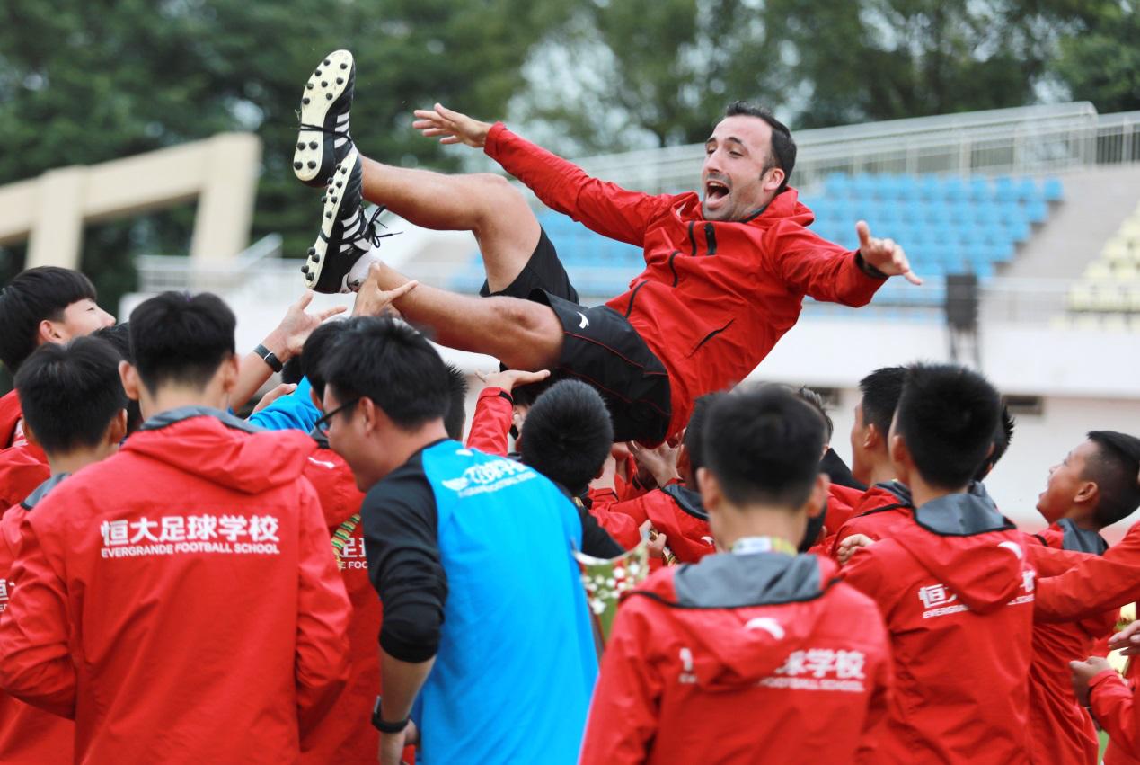 踏实搞青训恒大许家印为中国足球再填空白