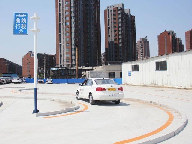 科目二s弯压线扣多少分,科二拐弯后怎么看车身正不正