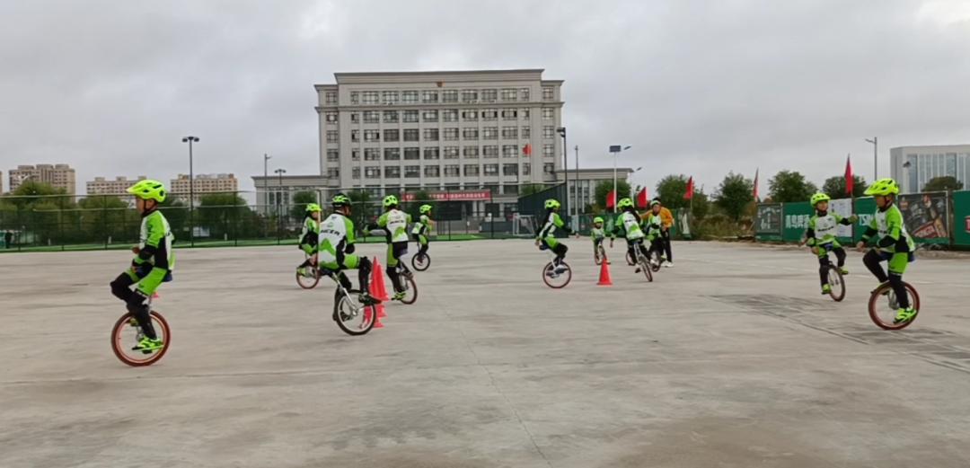 小小少年展示风采,小小少年欢乐多