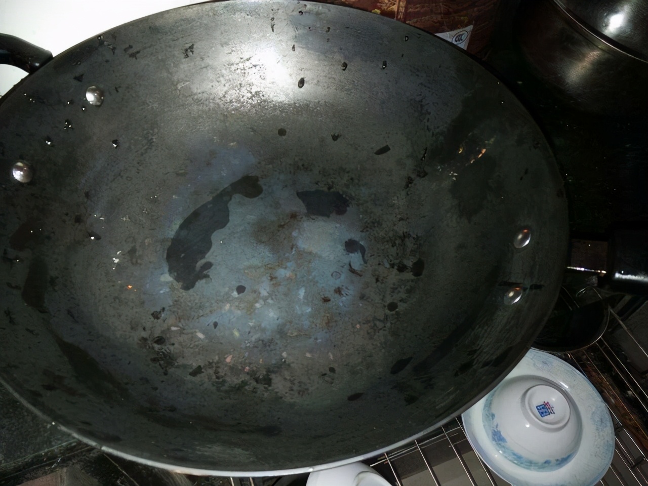 铁锅经常生锈应该如何保养,铁锅如何保养让你家锅干净如新