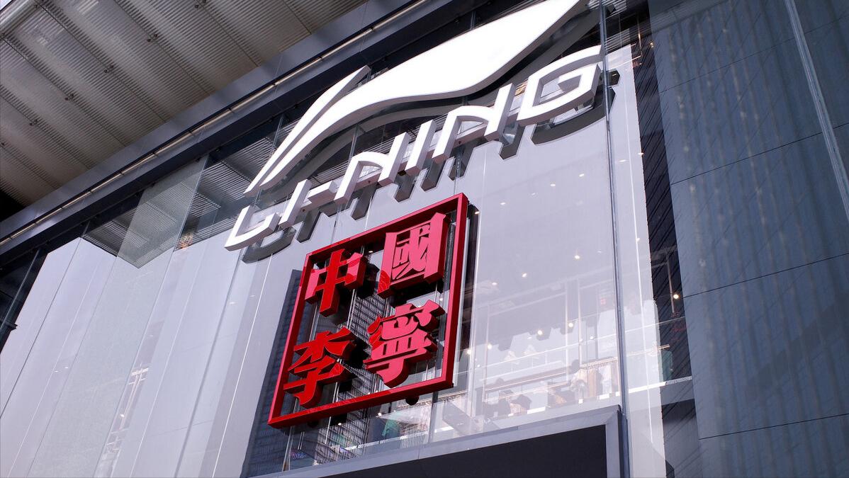 学校不让穿阿迪耐克鞋子,学校禁穿的耐克鞋