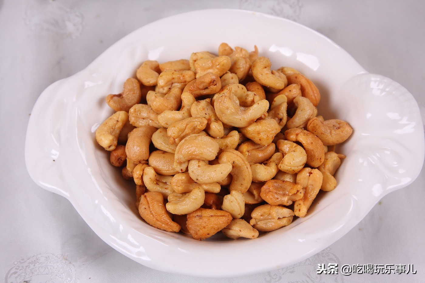 像花生一样好吃的腰果长在树上吗,腰果树上的腰果