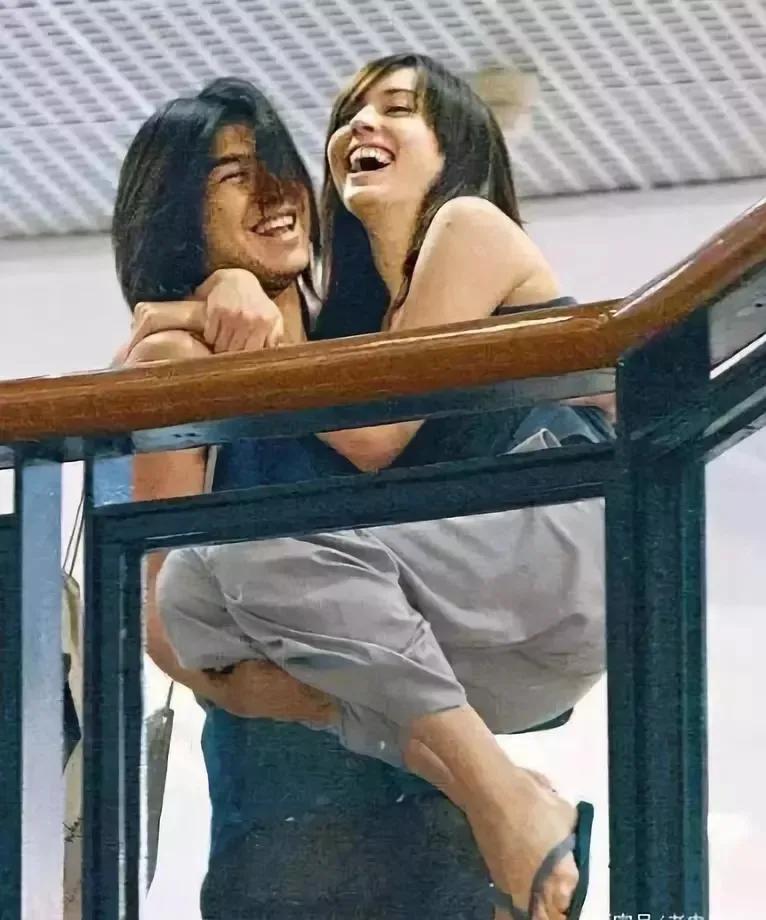 世纪恋崩了！收3亿分手费，4个孩子都不要了？