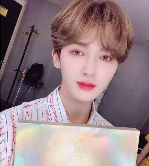 越来越过分！蔡徐坤黑粉拉横幅公然羞辱，网友：适可而止！