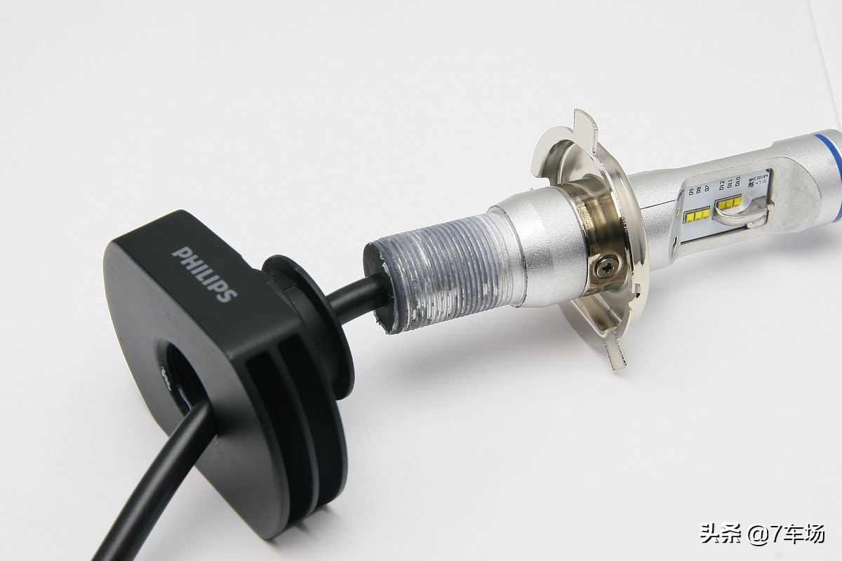 晚上开车车灯刺眼怎么办,车灯卤素灯泡怎么选