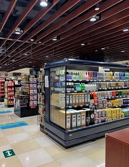 过年去超市囤货,过年没来得及买年货