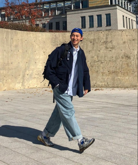 飞行夹克搭配深蓝色直筒牛仔裤,夹克配修身或者直筒牛仔裤