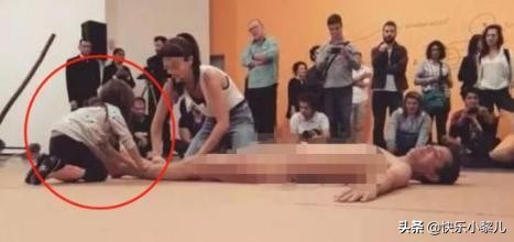 男艺术家一丝不挂表现“艺术”,宝妈做法引众怒,网友:扭曲的爱