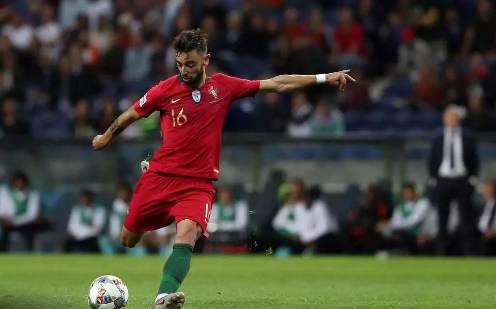 曼联强势追逐迪巴拉,红魔球迷庆祝