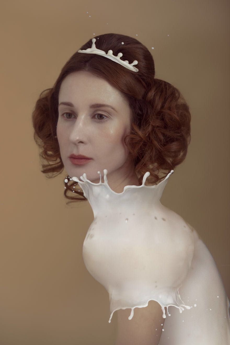 她把鱿鱼、巧克力、番茄粘到身上,拍出一组绝美的自拍写真