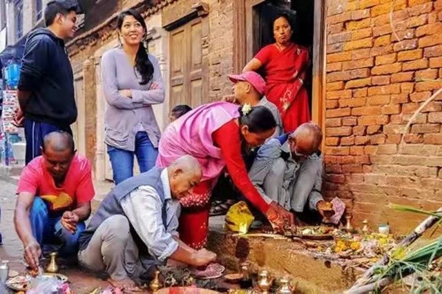 尼泊尔五个兄弟娶一个媳妇儿,尼泊尔一妻多夫制的家庭孩子归属