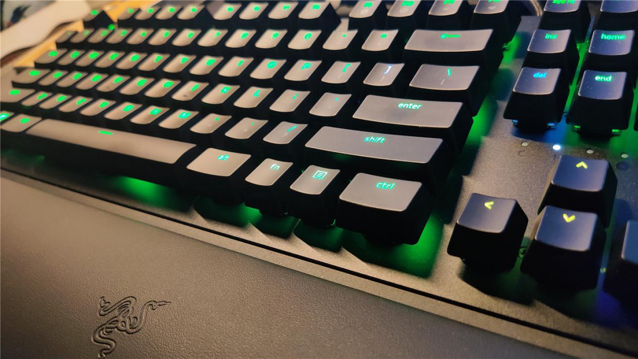 雷蛇猎魂光蛛粉晶键盘测评,雷蛇键盘猎魂光蛛v2线性轴评测