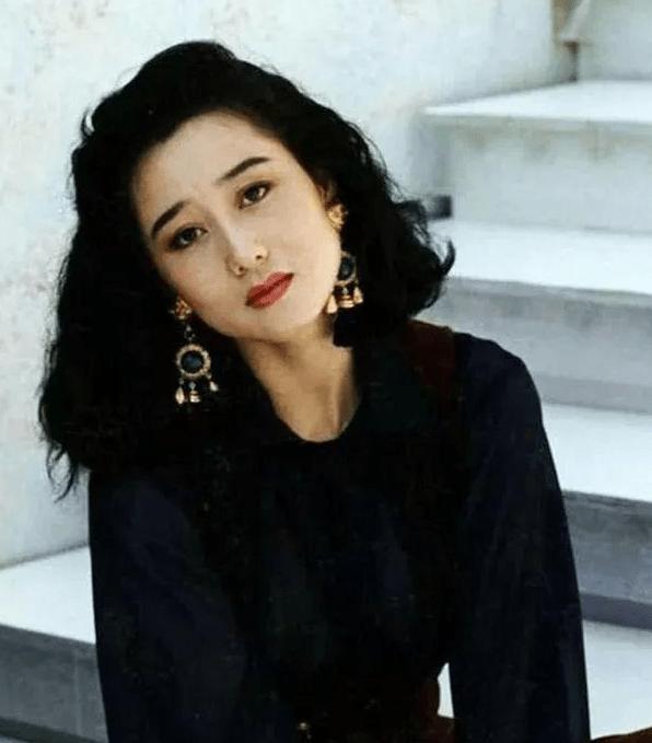 李连杰对利智一见钟情,李连杰为利智的付出