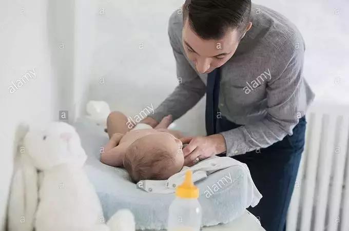 如何快速正确的换纸尿裤,换纸尿裤的哪些动作伤宝宝脊柱