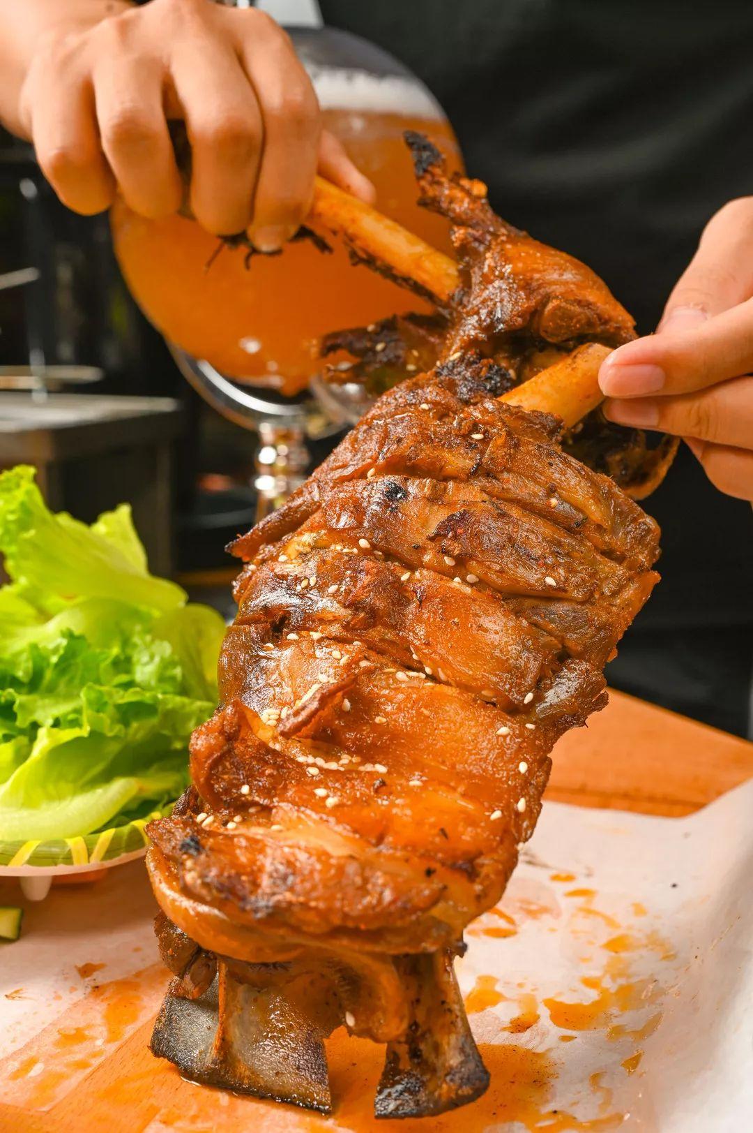 人气爆红的烧烤场，藏在了650㎡的校园课室里