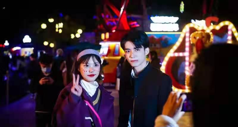 武汉欢乐谷旅客游玩视频,武汉欢乐谷夜场今天人多吗