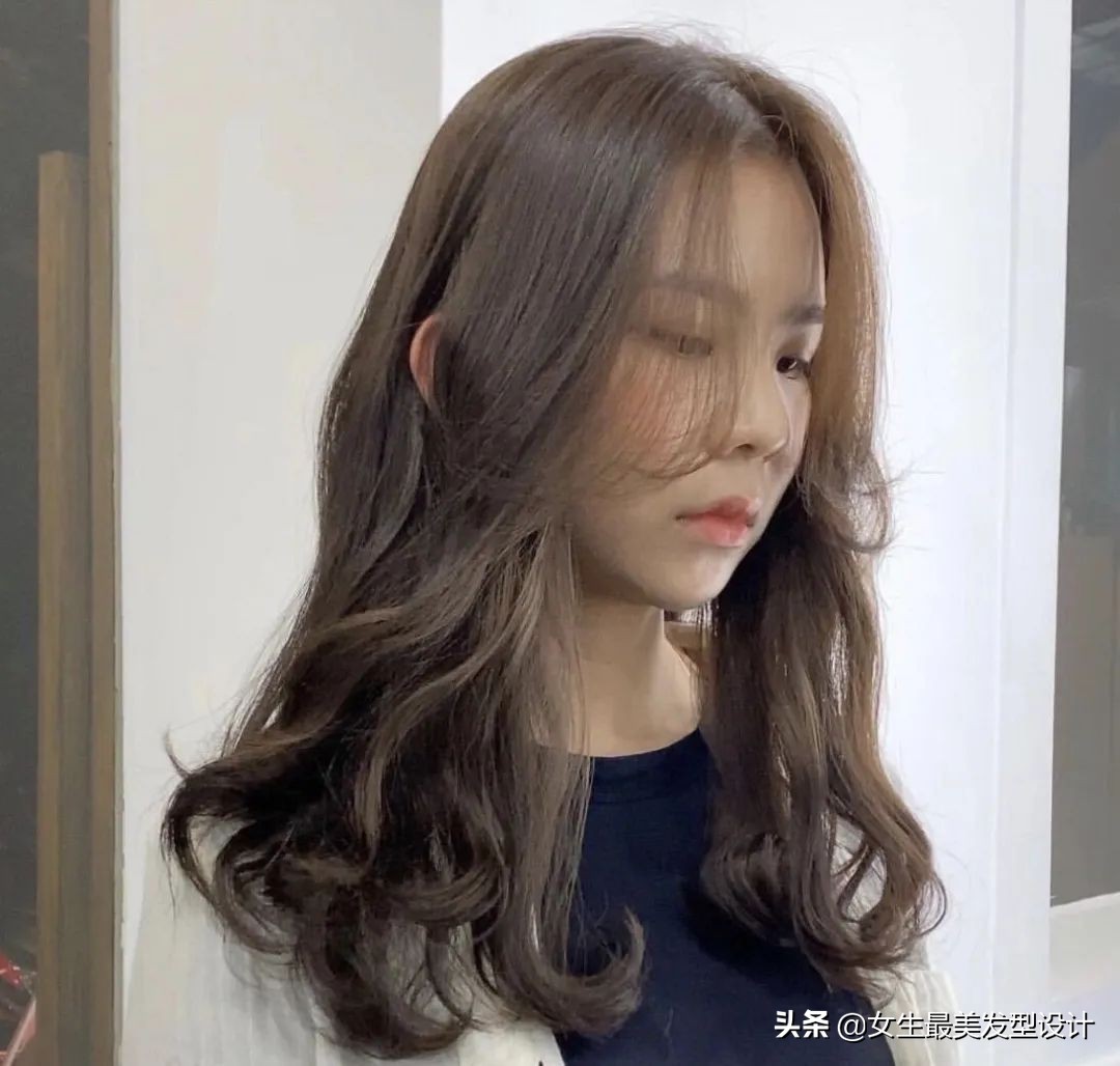 中长卷发扎温柔减龄披肩发,中长发成熟卷发教程