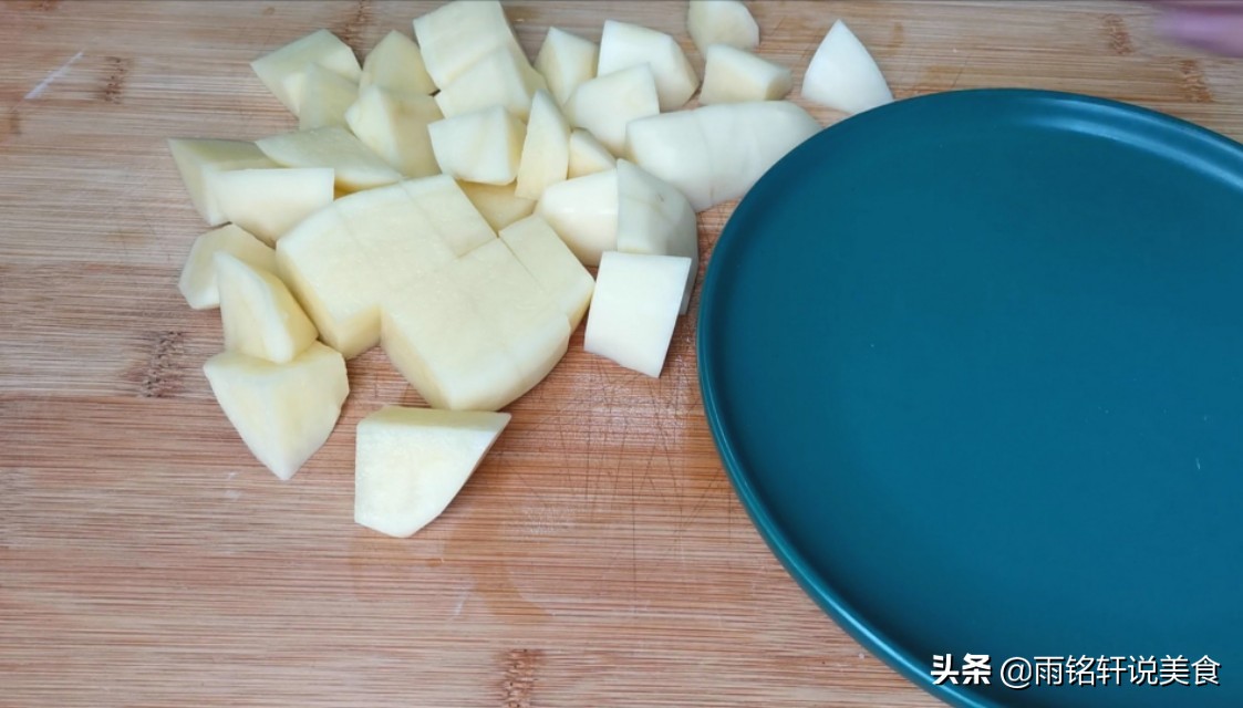 红烧肉炖土豆入口即化,红烧肉炖土豆软糯不油腻