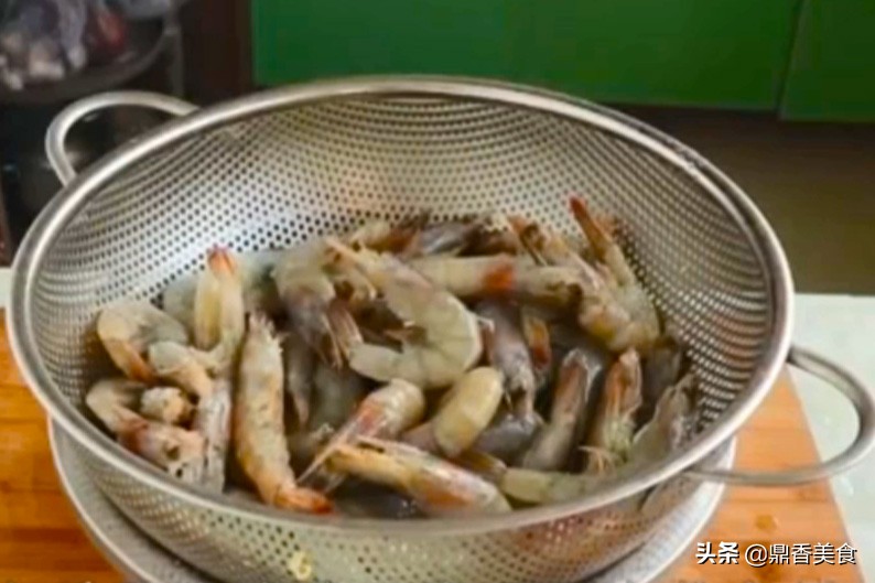 几月份捕捉河虾最肥美,吃虾要怎么咬