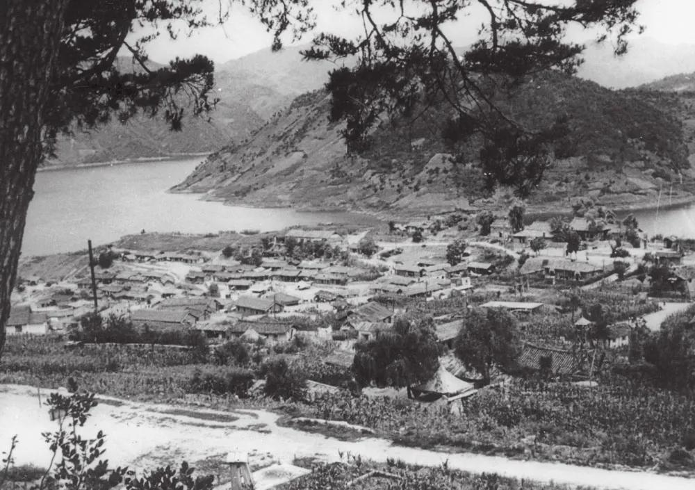 圣诞晚会上，碧潼战俘营的“联合国军”战俘们高呼：志愿军万岁